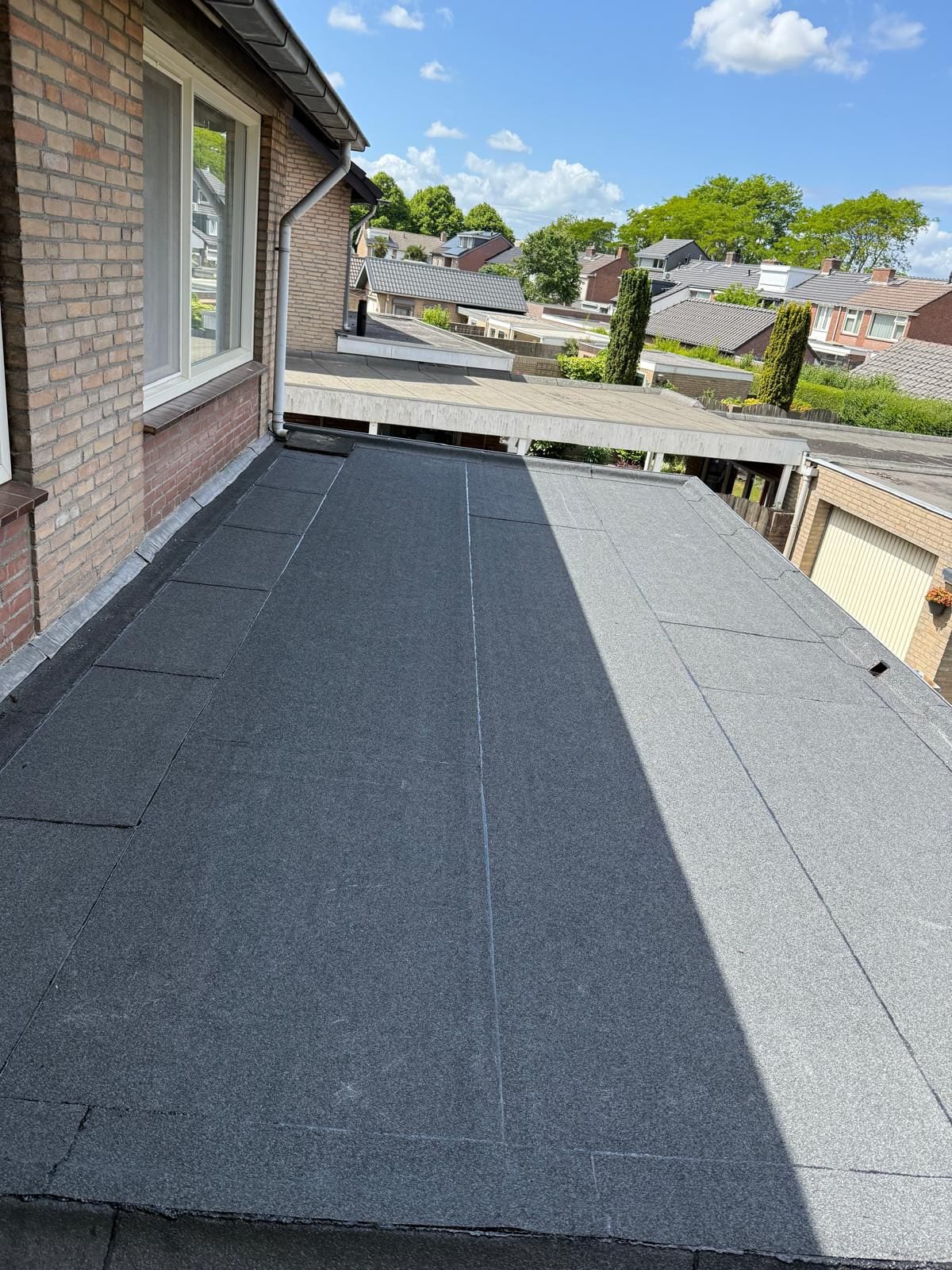 Nieuw gelegd bitumen dak op een plat dak