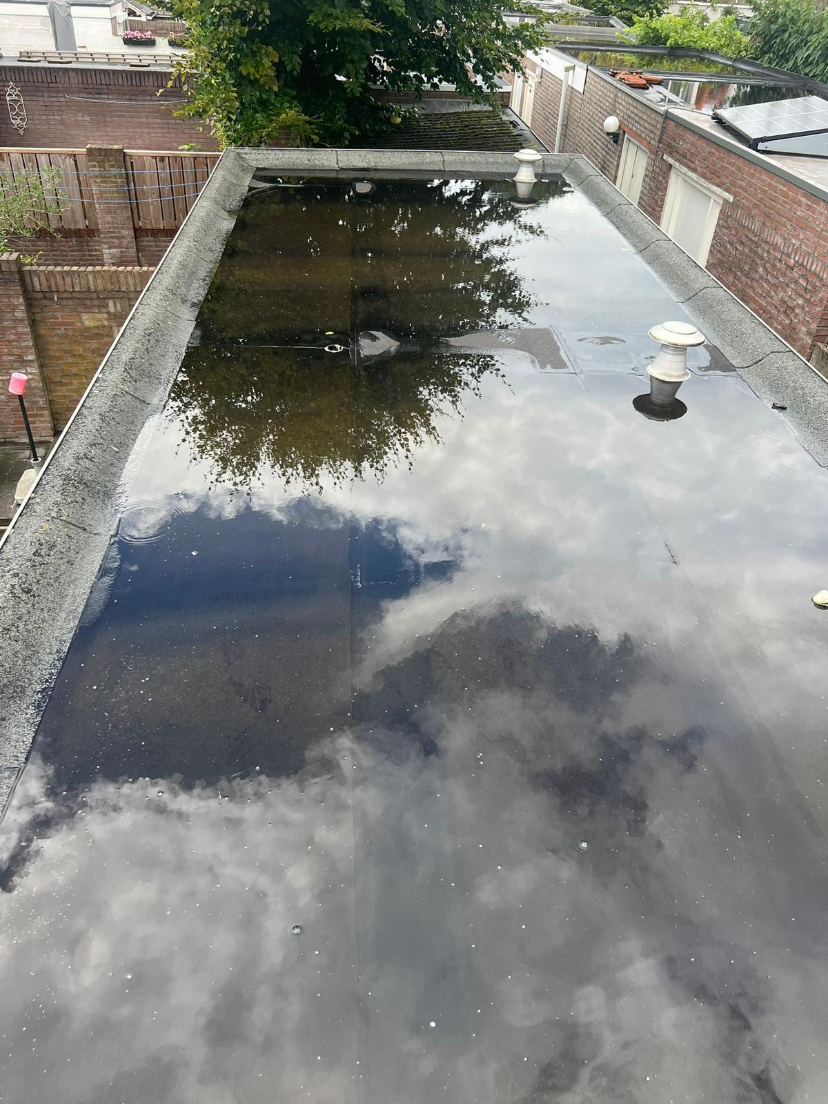 Plas water op een plat dak, een signaal dat onderhoud nodig is