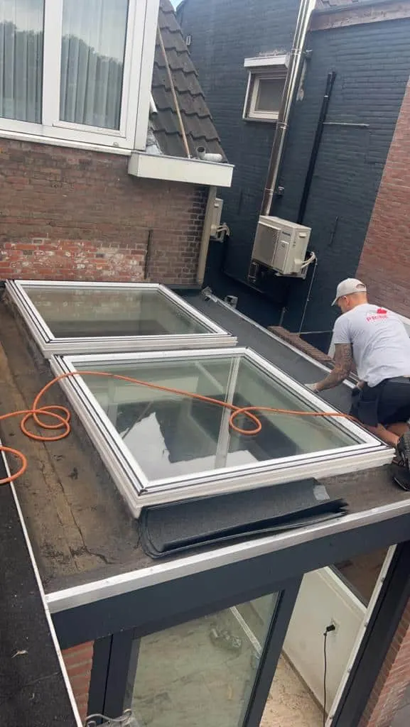Lichtstraat op een plat dak die tijdens een dakinspectie wordt gecontroleerd