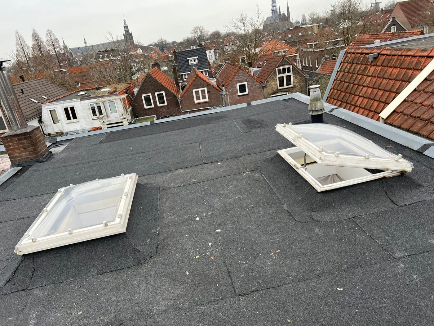 Herstel van de bitumen dakbedekking na scheurvorming