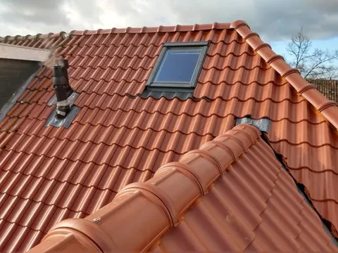 Oranje pannendak met dakraam