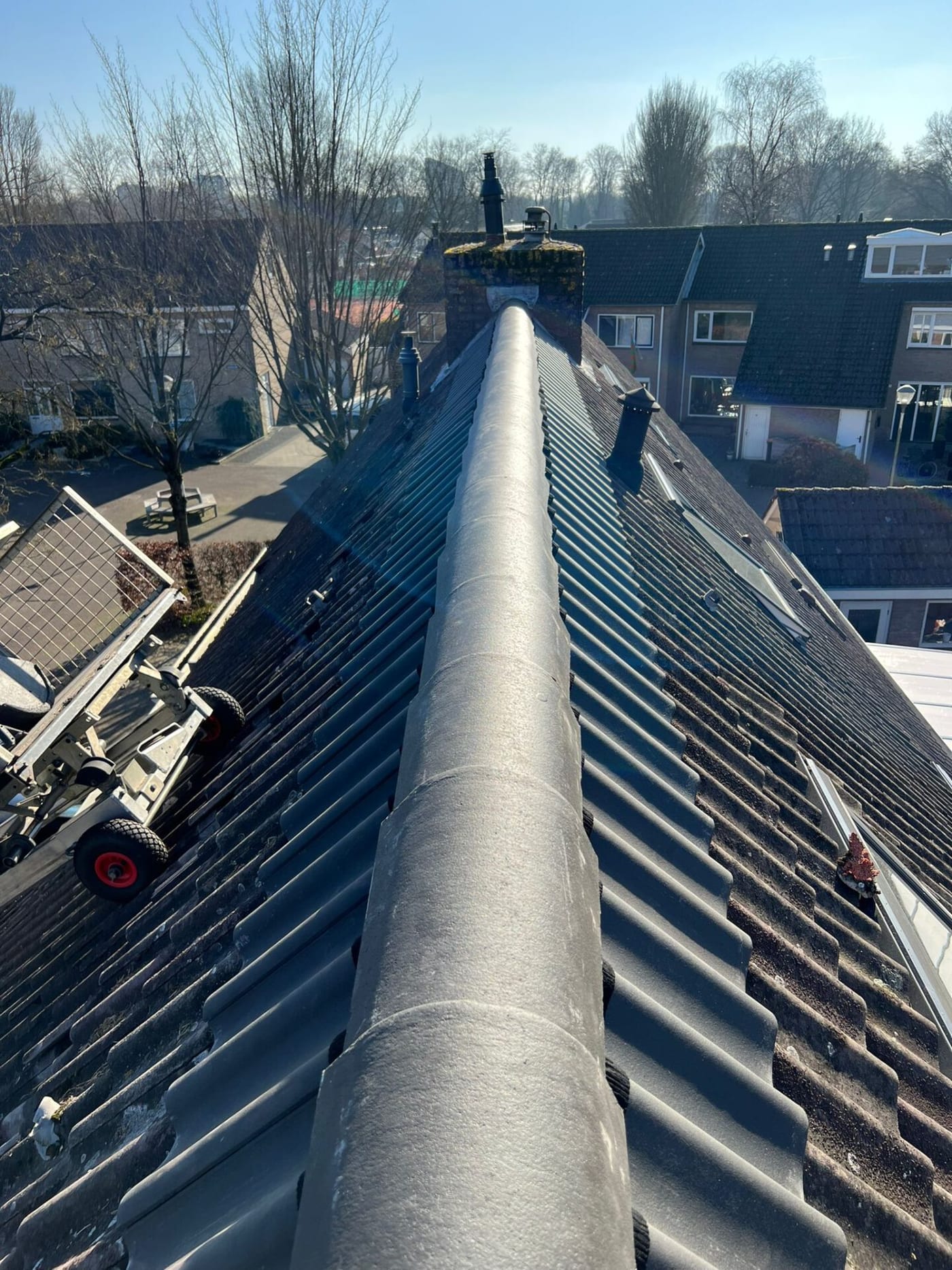 Gerenoveerde nok met nieuw vastgezette nokvorsten