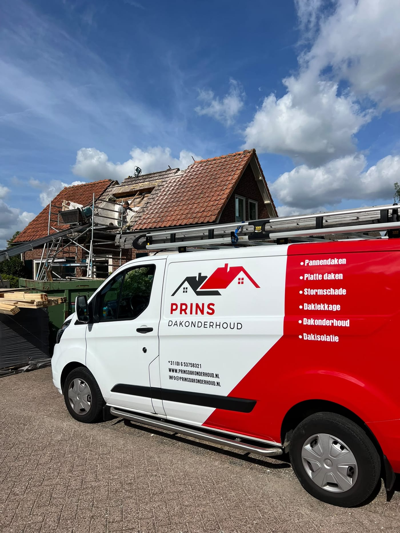 Bedrijfsbus van Prins Dakonderhoud bij een klus