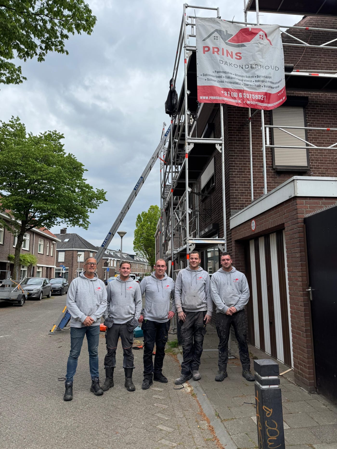 Het team van Prins Dakonderhoud: Maikel, Ramon, Sam, Kevin en Ian