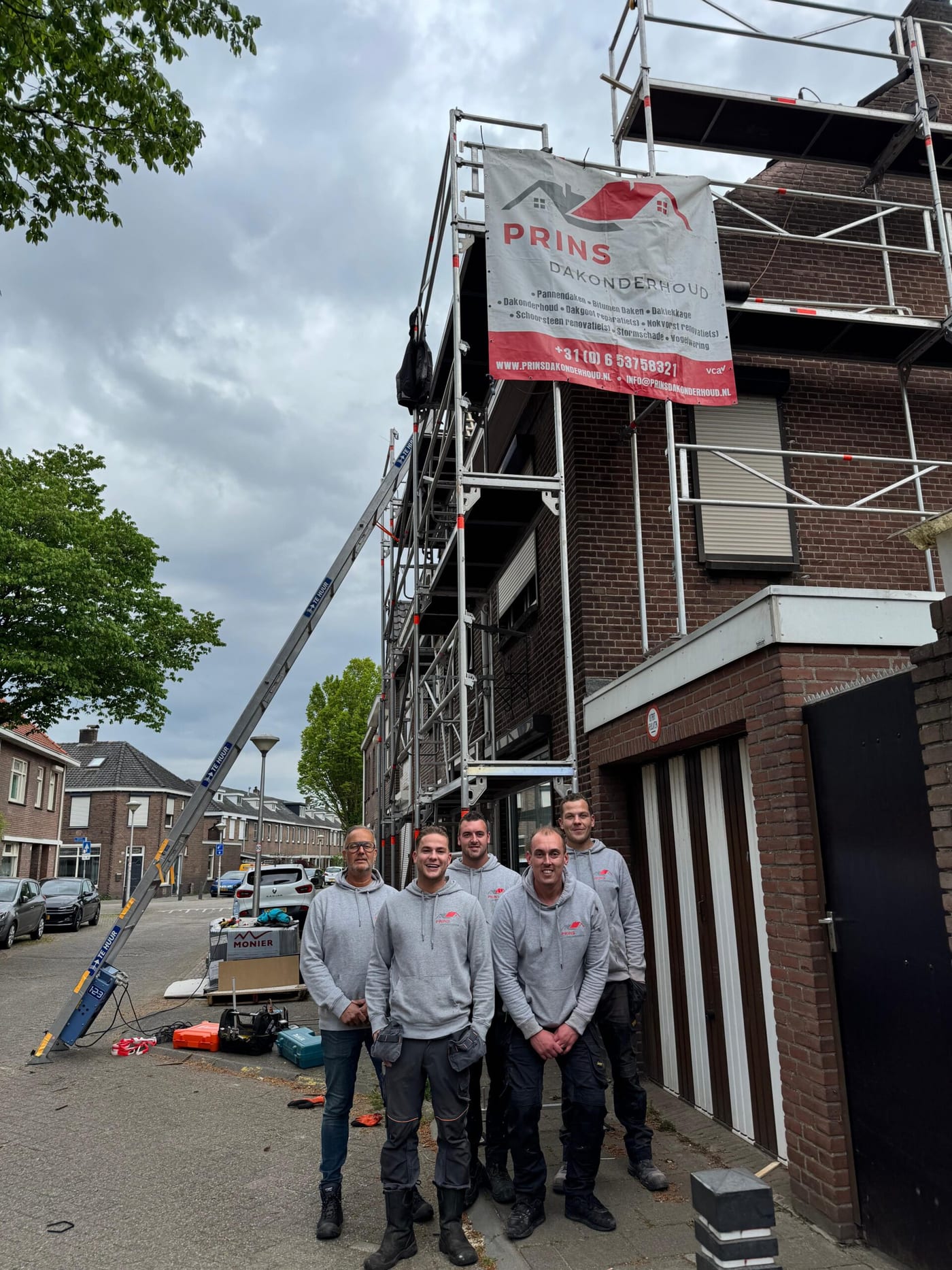Het team van Prins Dakonderhoud voor een woning met steiger