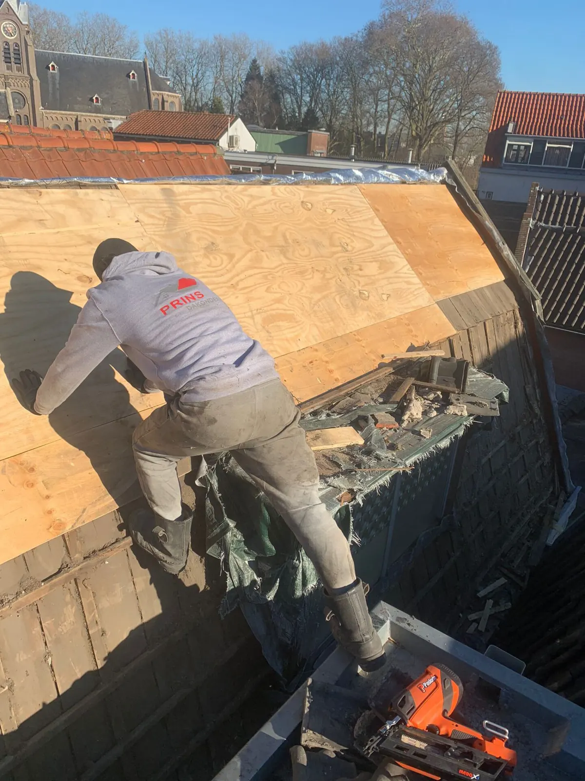 Dakdekker vervangt aangetast dakhout onder de dakbedekking
