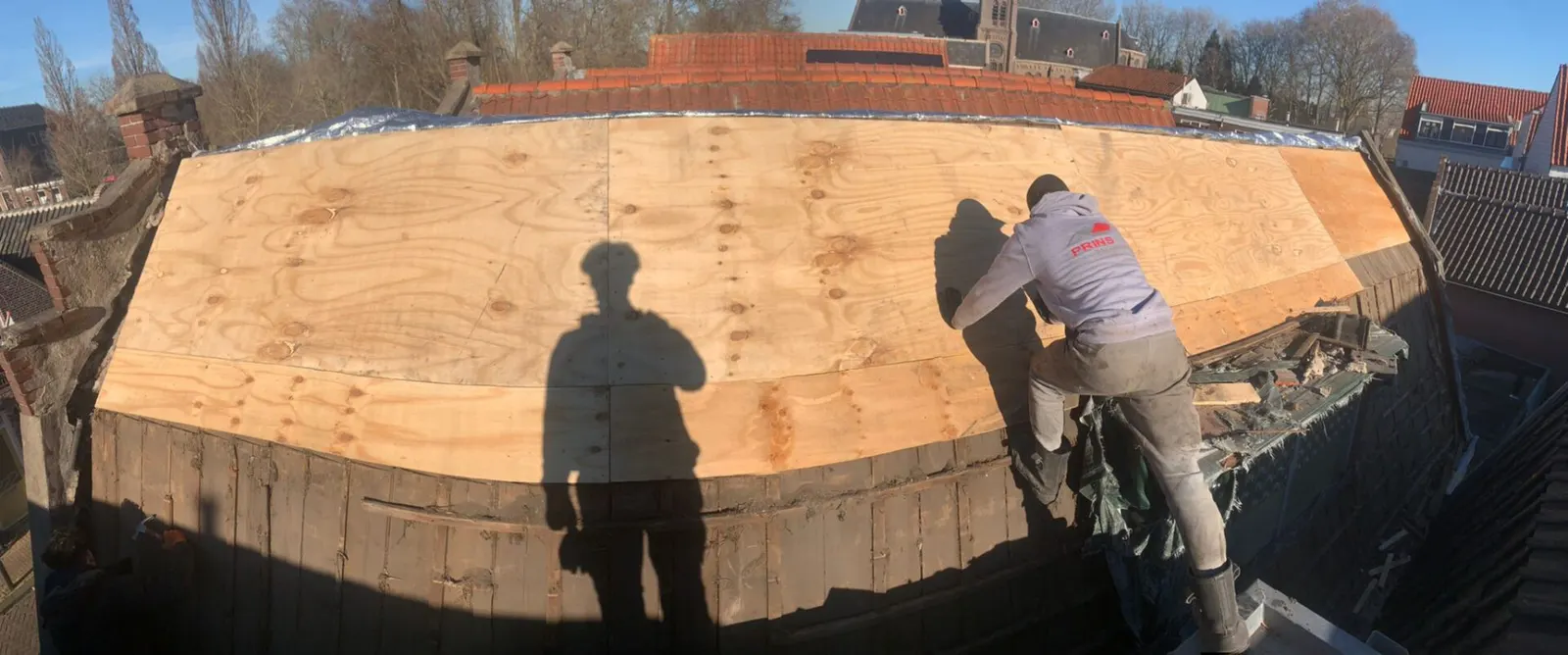 Nieuw houten dakbeschot aangebracht na een daklekkage