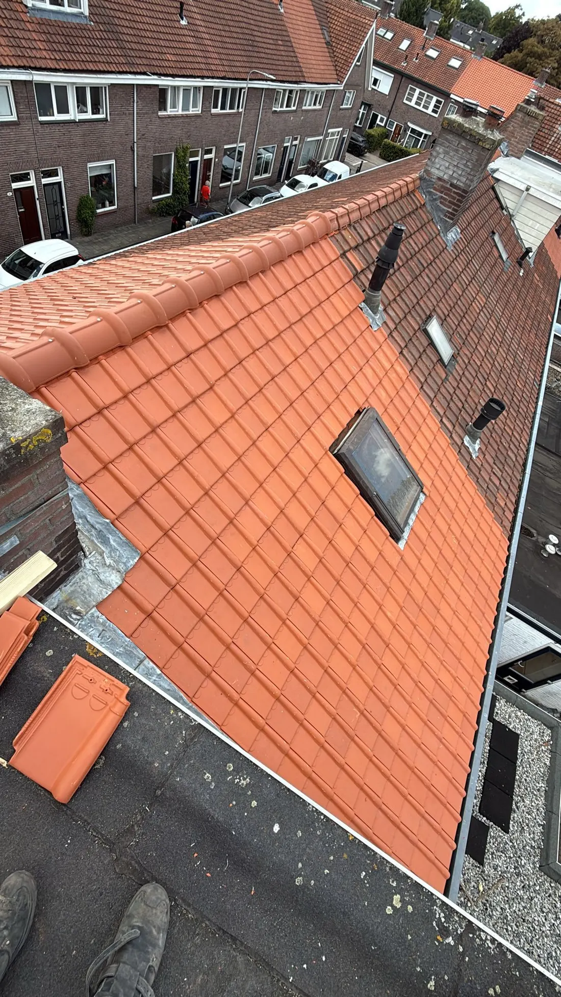 Nieuw pannendak met oranje dakpannen
