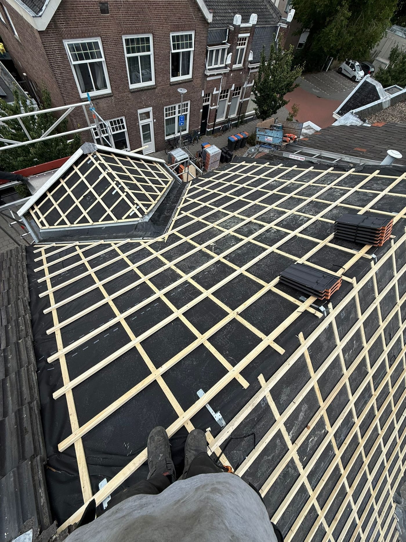 Nieuwe folie en panlatten op een pannendak