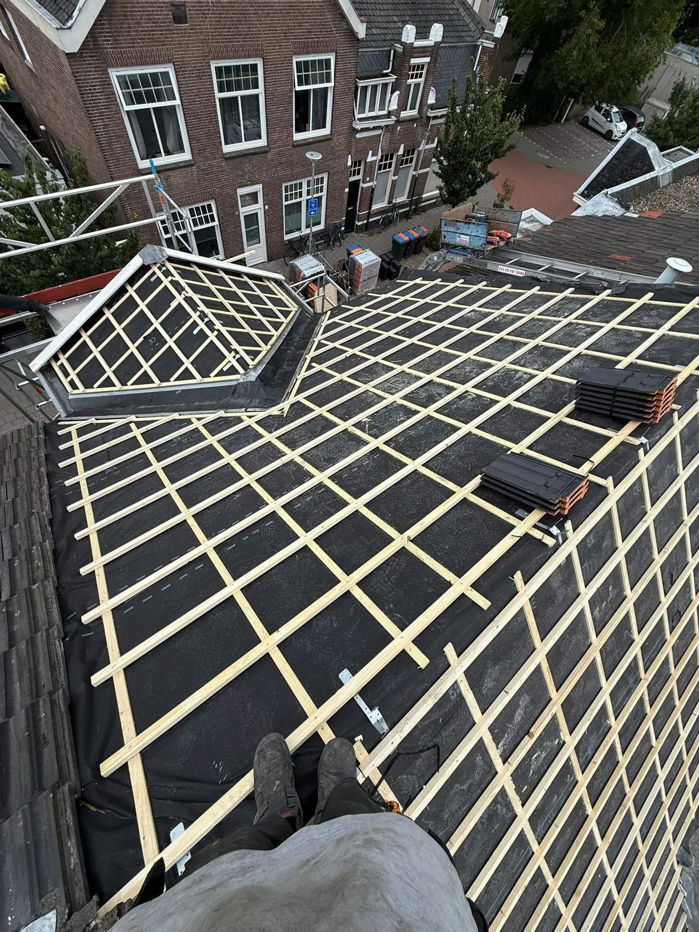 Nieuwe folie en panlatten op een pannendak