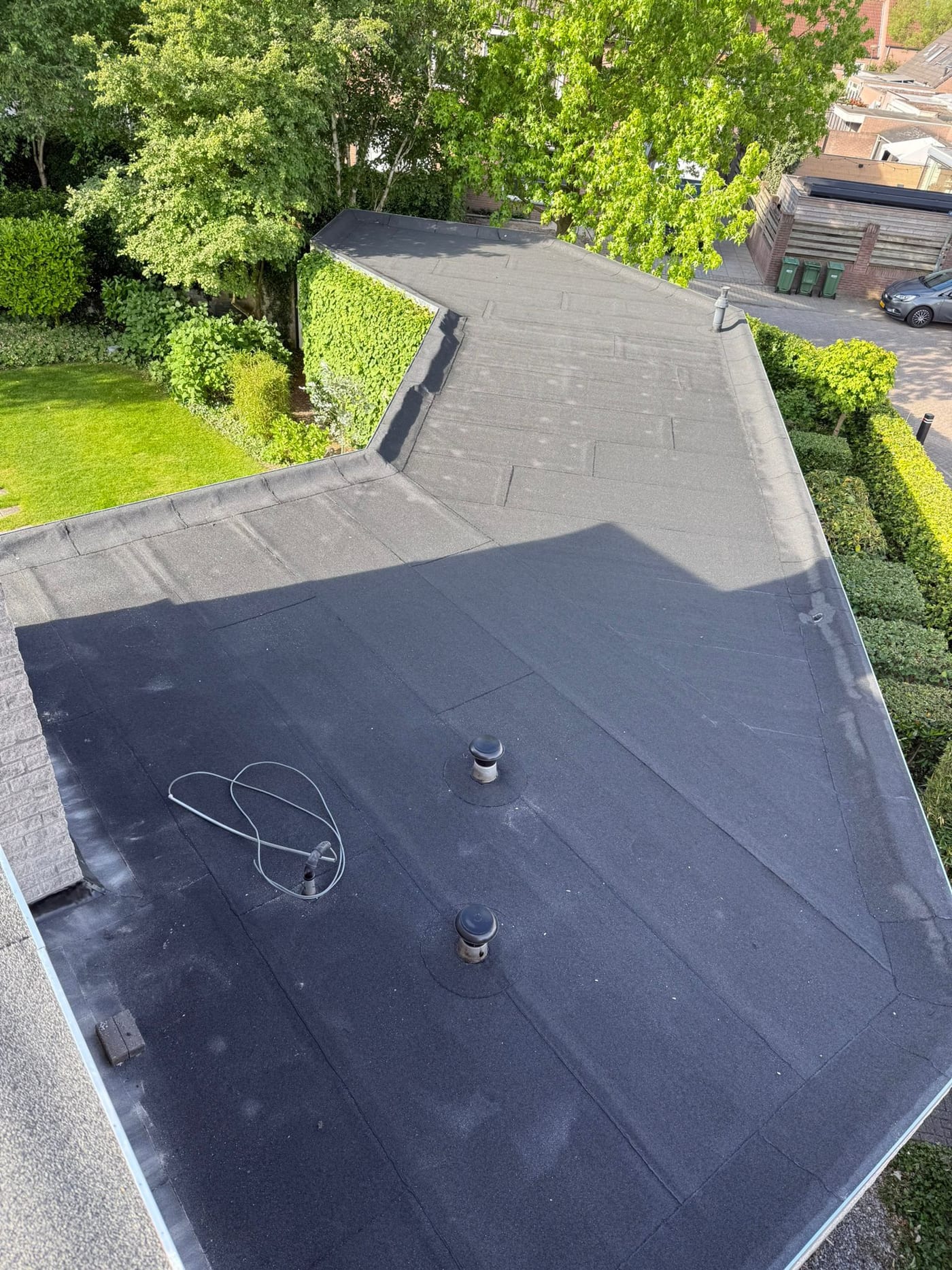 Plat dak op een garage, strak afgewerkt