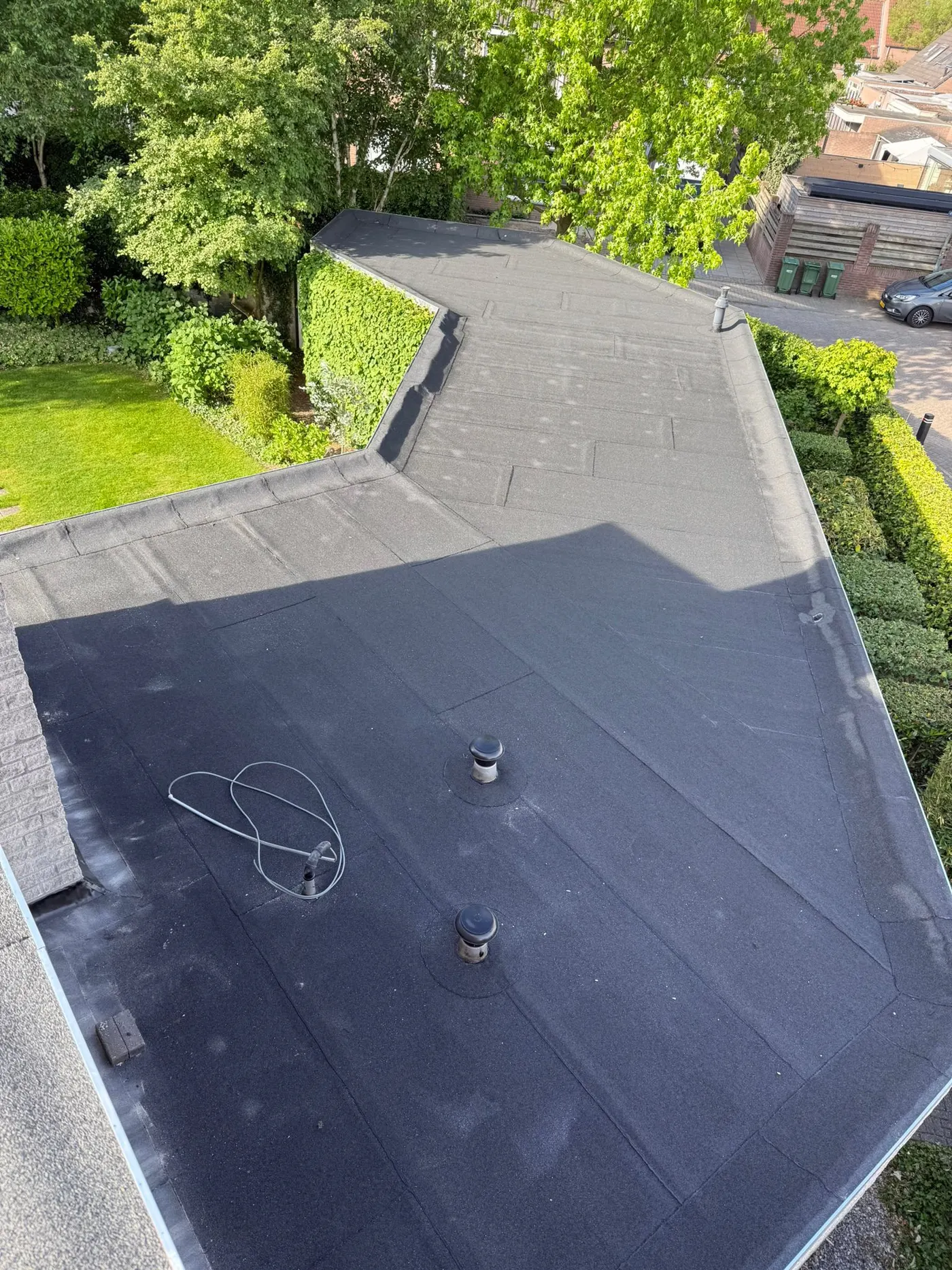 Plat dak op een garage, strak afgewerkt