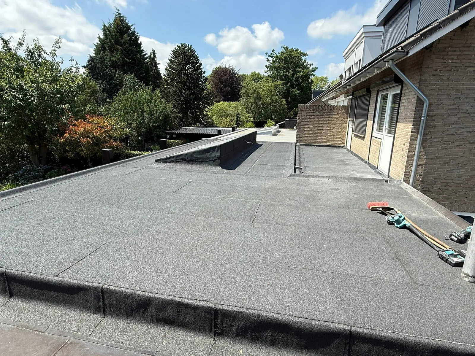 Nieuw bitumen dak op een uitbouw