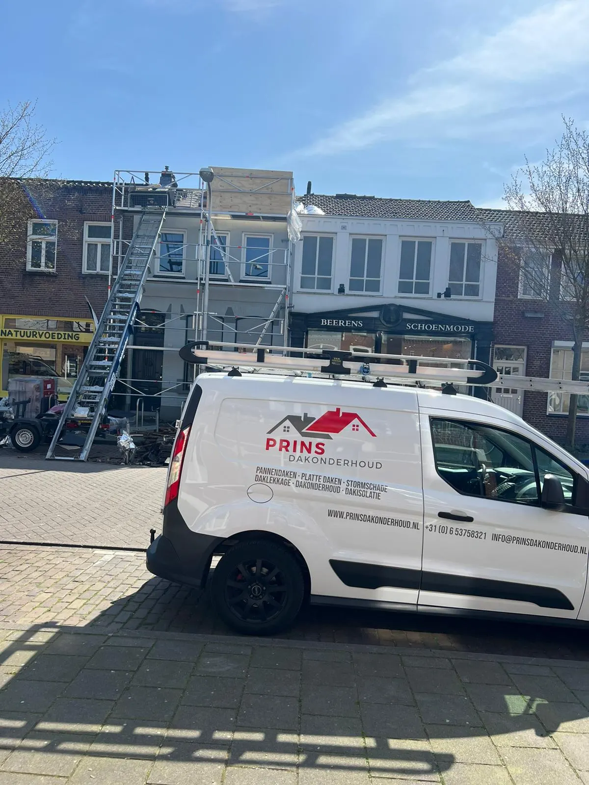 Bus van Prins Dakonderhoud bij een woning met steiger