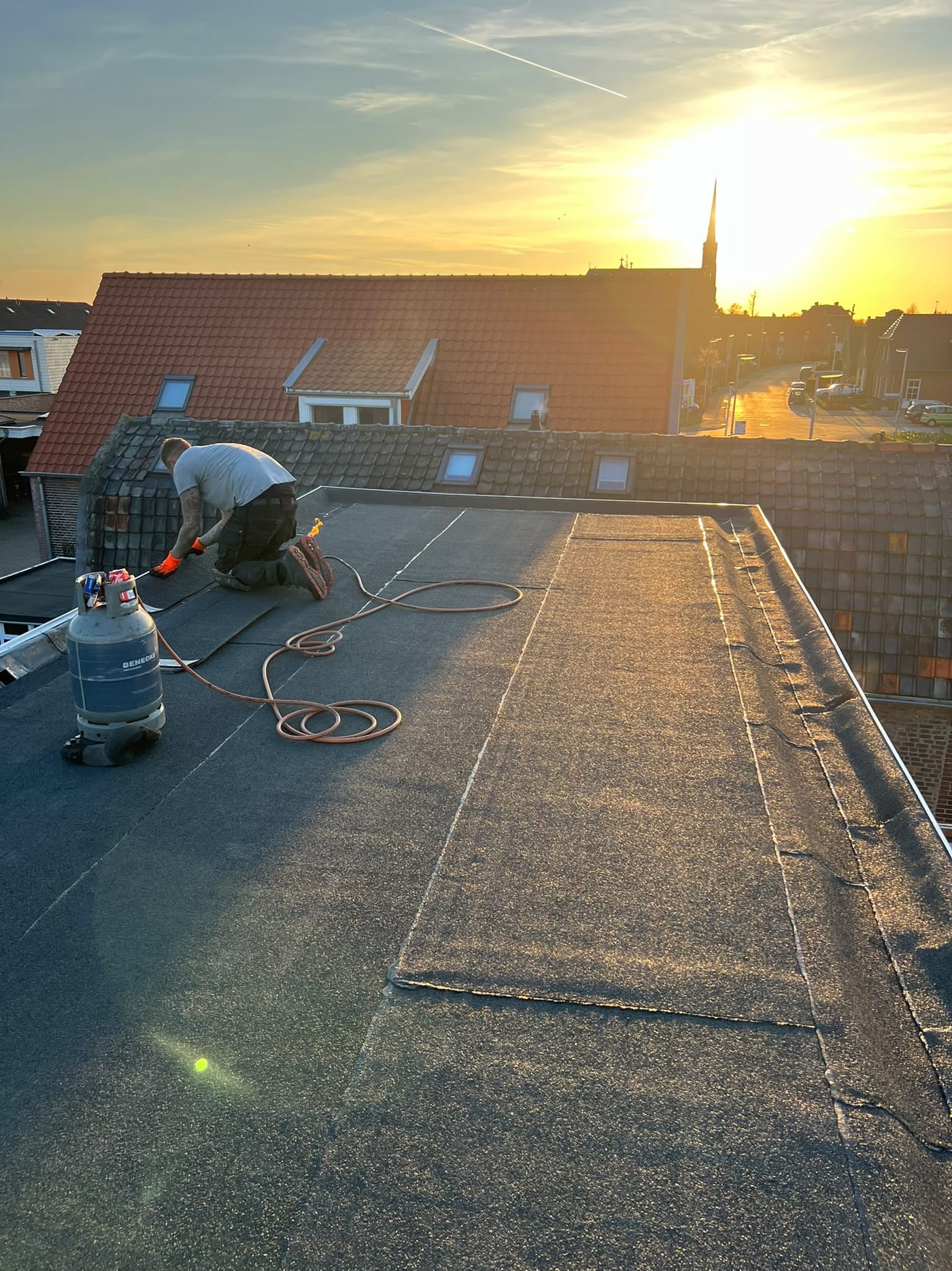 Nieuw bitumen dak, opgeleverd bij zonsondergang