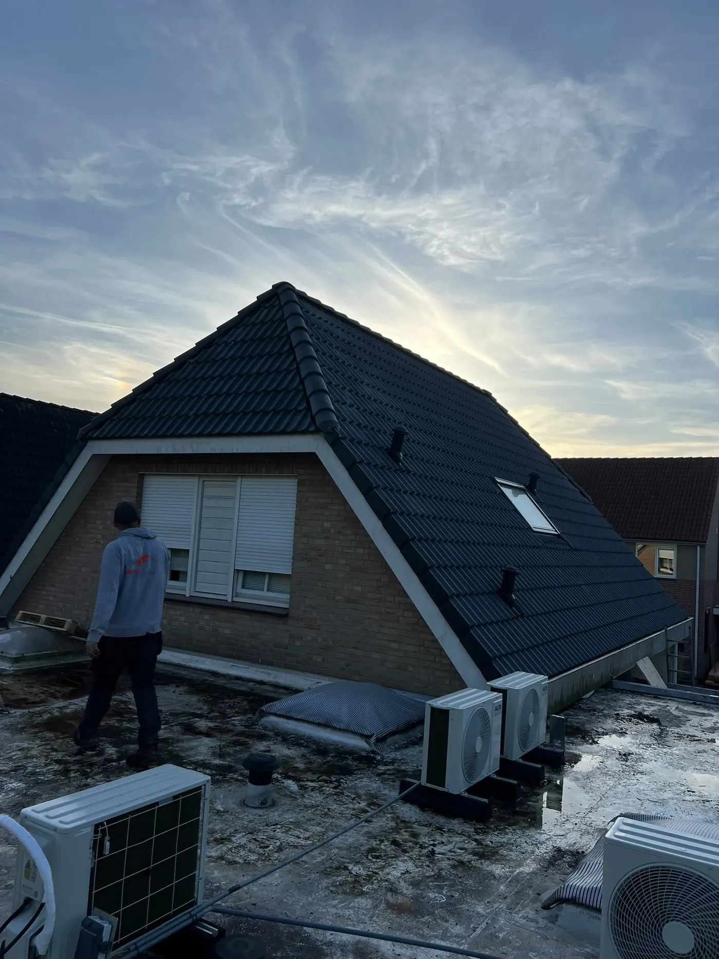 Nieuw schilddak met antraciet dakpannen