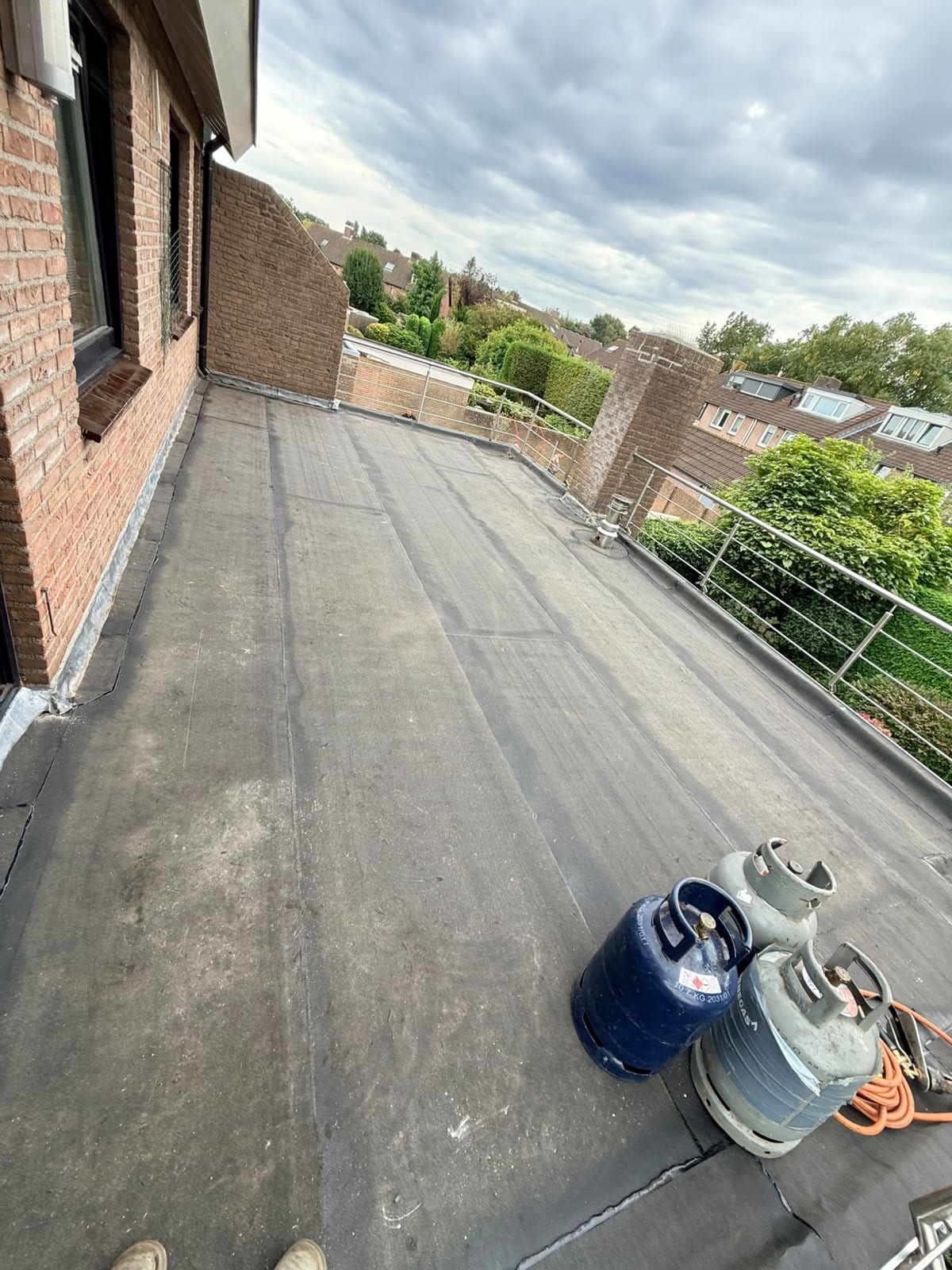 Onderhouden plat dak met strakke afwerking bij een balkon