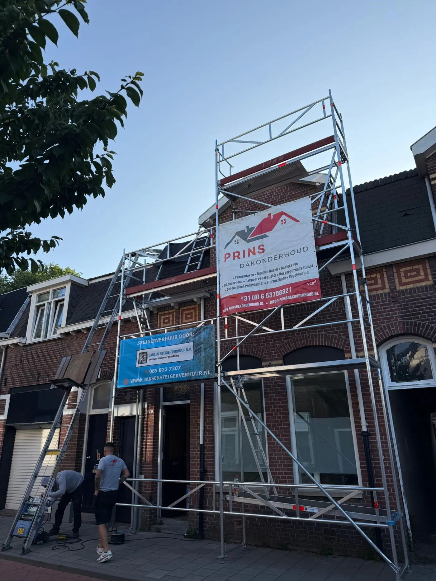 Steiger met spandoek van Prins Dakonderhoud bij een woning in Tilburg