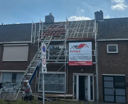 Steiger met spandoek van Prins voor een rijtjeswoning