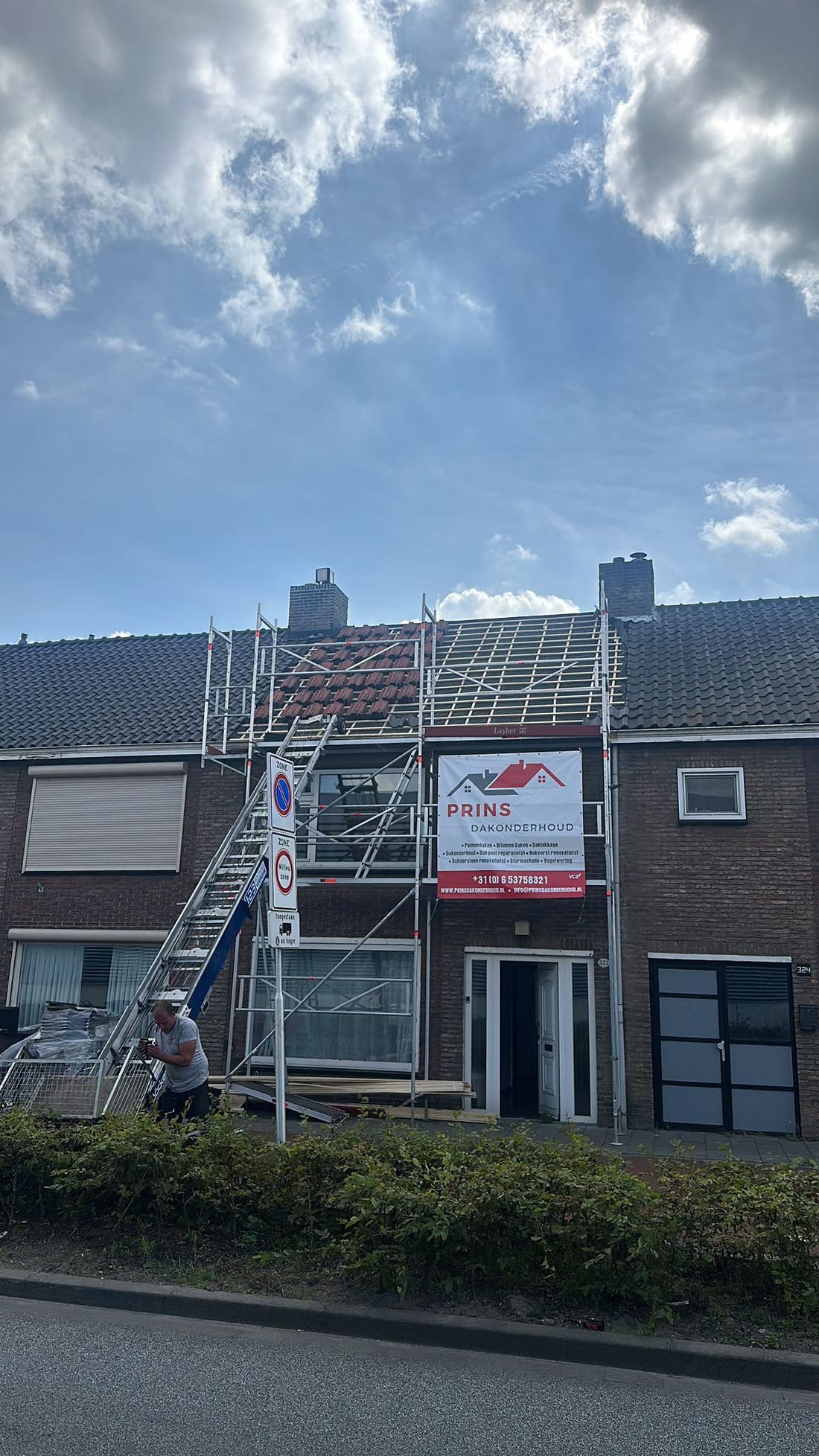 Steiger voor een pannendakrenovatie